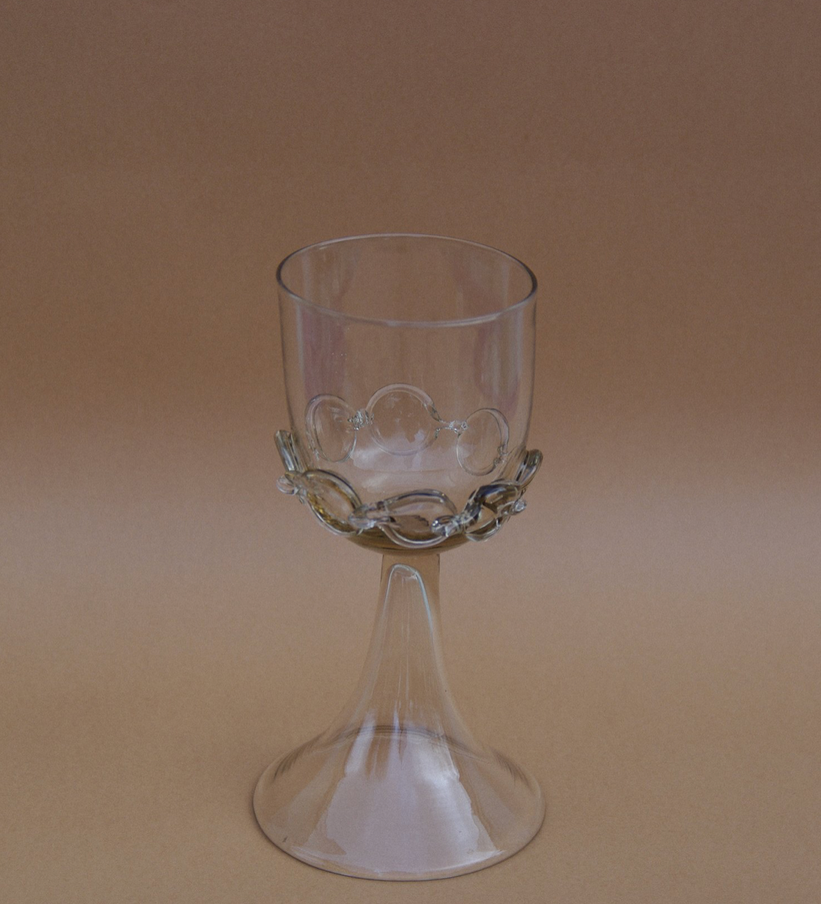 Mouthblown wine goblets with chain