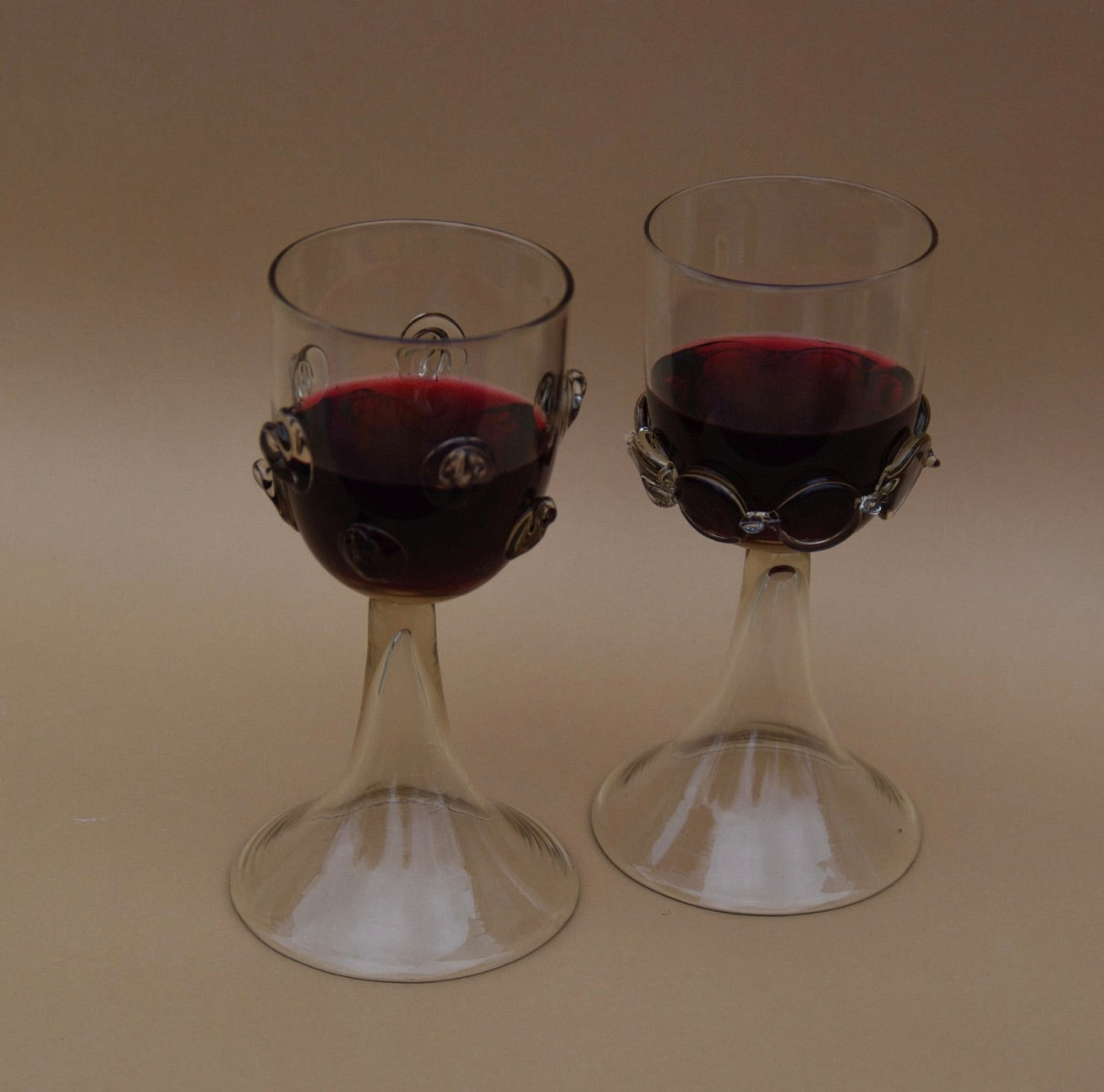 Mouthblown wine goblets with chain